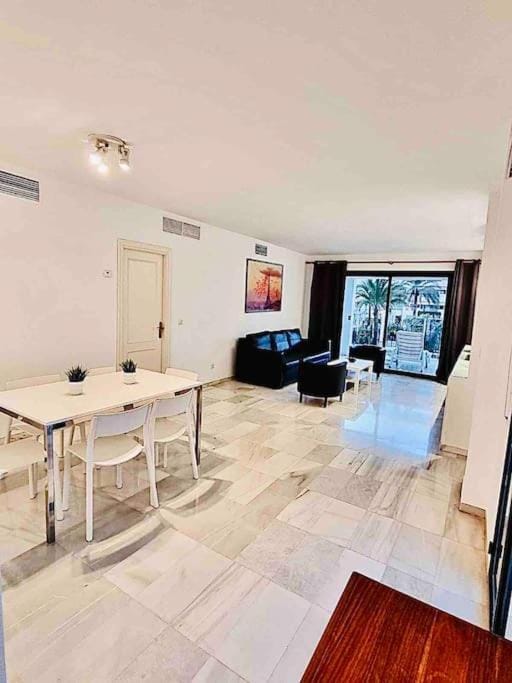 PUERTO BANUS, 2 ROOMS, POOL AND PRIVATE PARKING. Apartment in Marbella