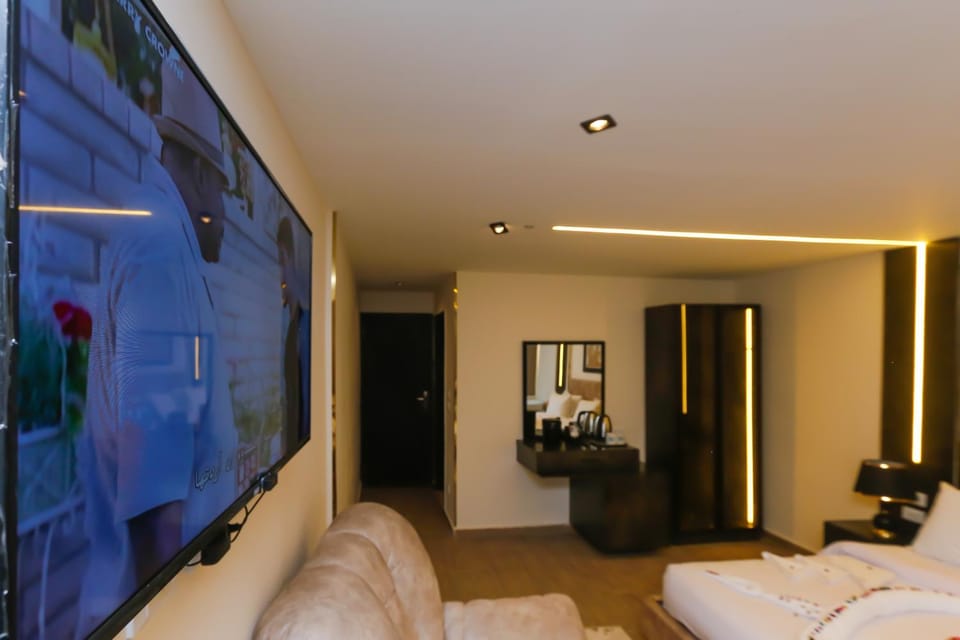 Communal lounge/ TV room, Bed, TV and multimedia, Living room, Photo of the whole room, Seating area, Evening entertainment, Bedroom