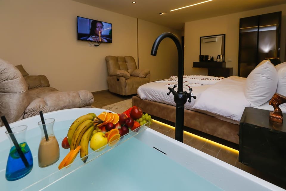 Communal lounge/ TV room, Bed, TV and multimedia, Living room, Food and drinks, Photo of the whole room, Seating area, Evening entertainment, Bedroom, Food