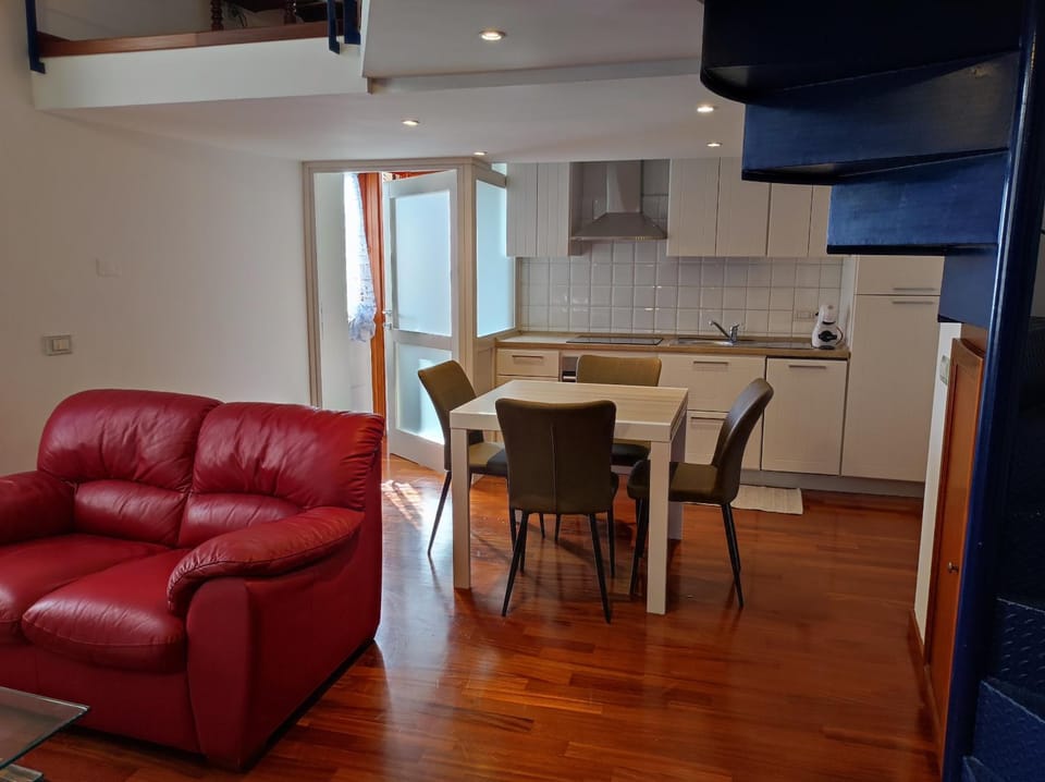 Kitchen or kitchenette, Dining area, stove