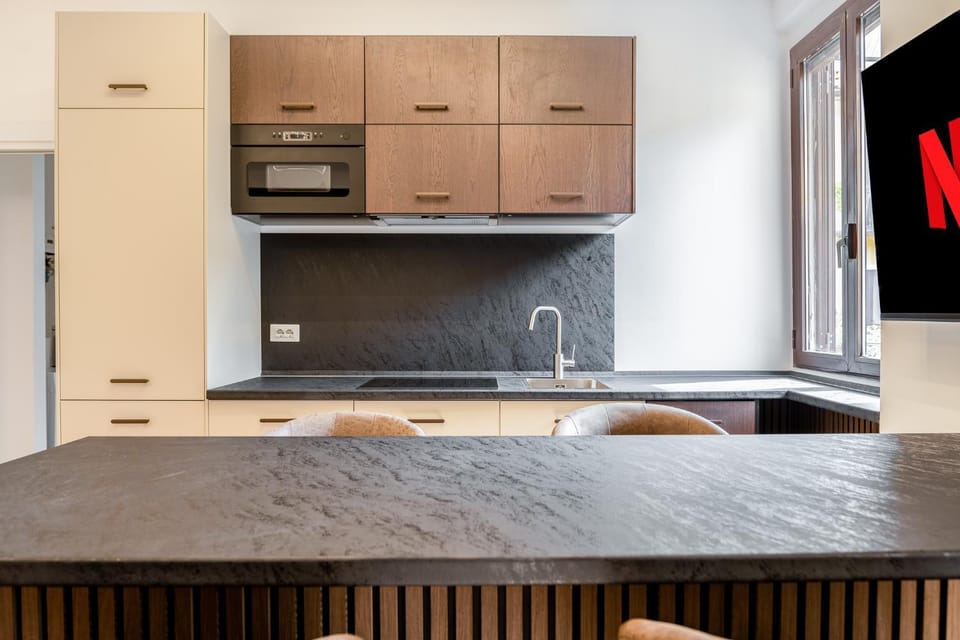 Kitchen or kitchenette, minibar