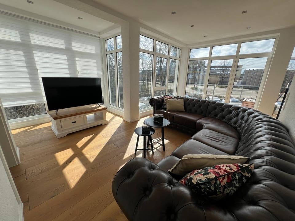 Communal lounge/ TV room, TV and multimedia, Living room, Seating area, Evening entertainment