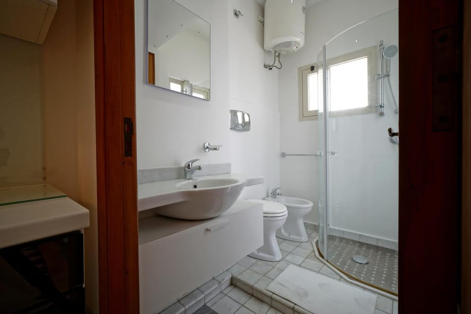 Shower, Toilet, Bathroom, bidet, towels