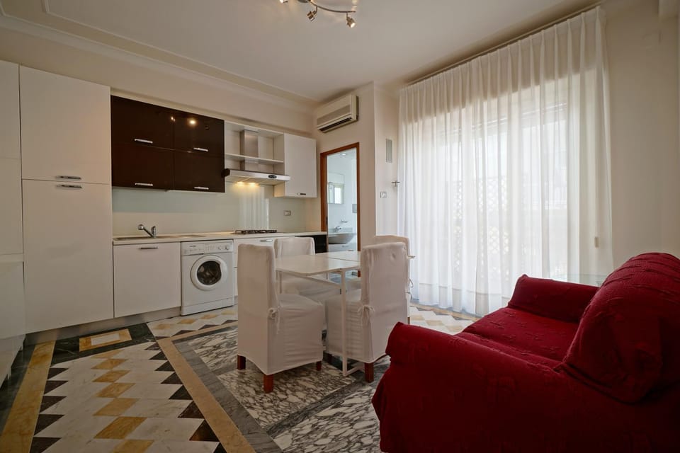 Kitchen or kitchenette, Living room, Seating area, minibar, pet friendly, washing machine