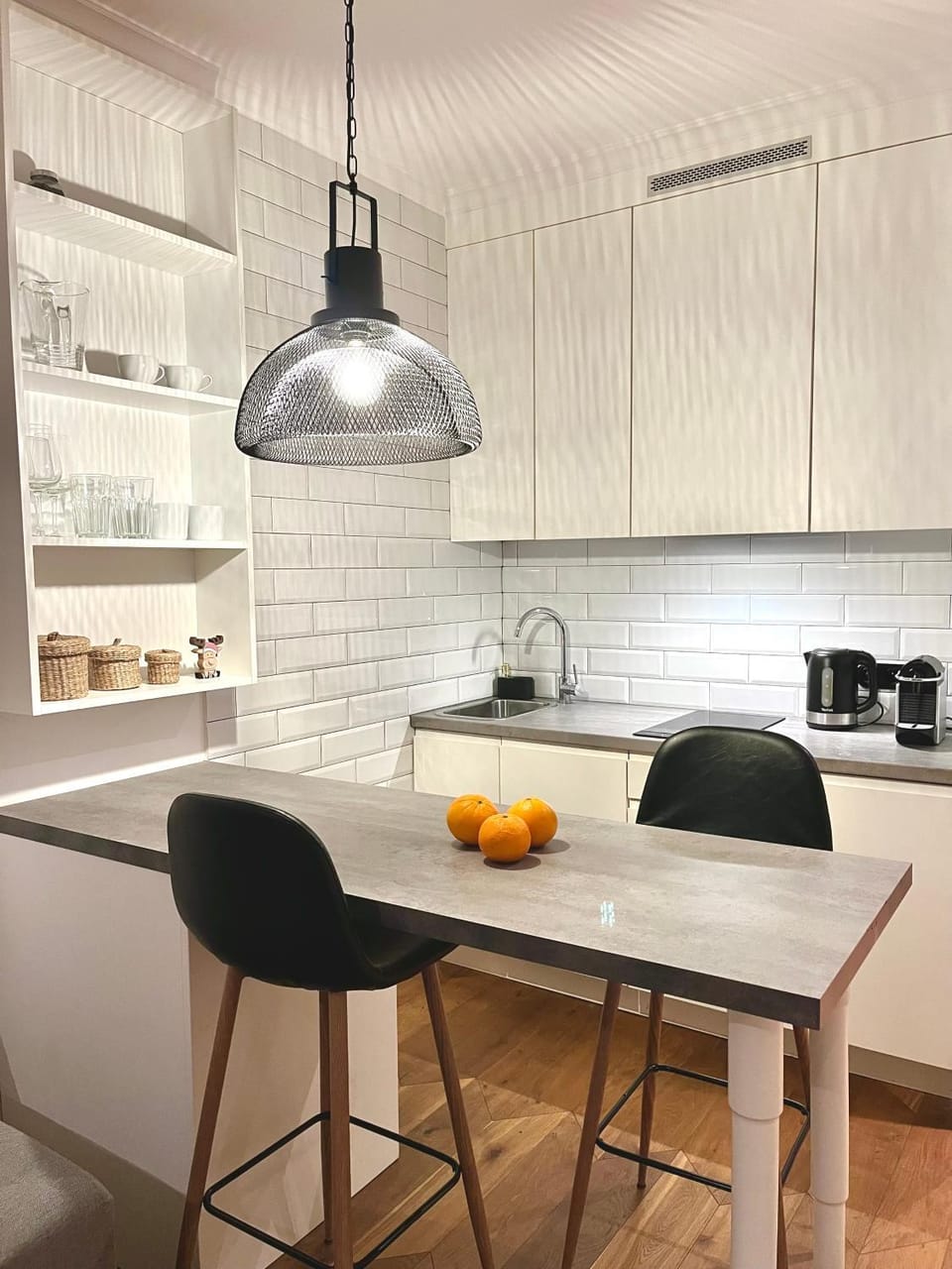 Kitchen or kitchenette, Dining area