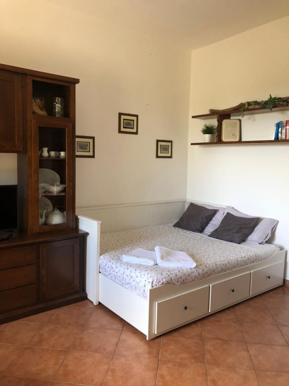 Bed, TV and multimedia, Living room, Photo of the whole room, Seating area, Bedroom, towels