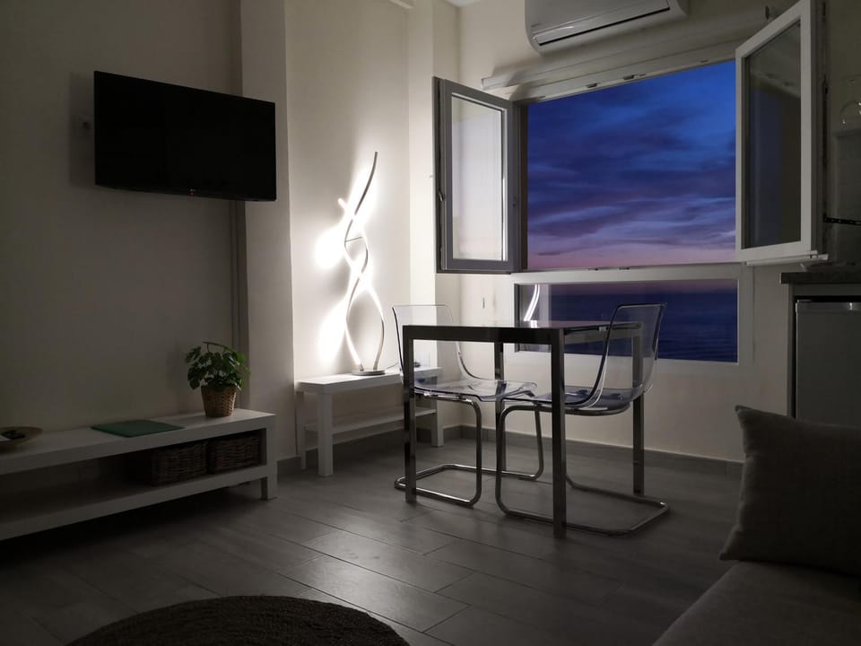 TV and multimedia, Seating area, Dining area, Sea view