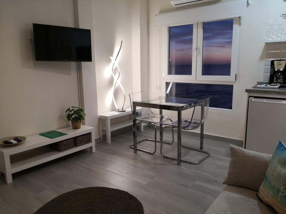 TV and multimedia, Seating area, Dining area