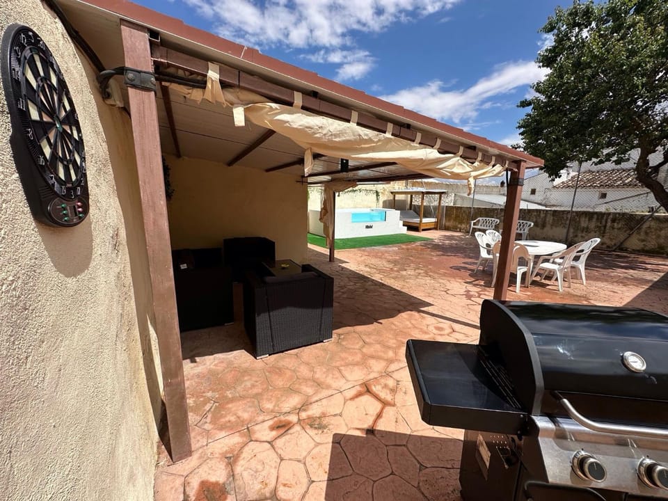 Patio, Day, BBQ facilities, Living room, Seating area, Dining area