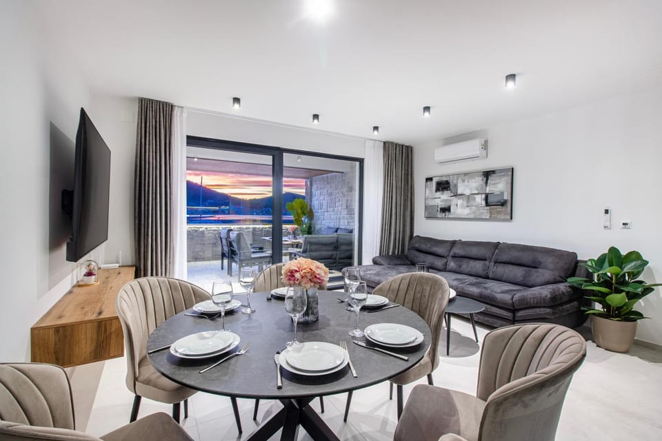 TV and multimedia, Living room, Seating area, Dining area