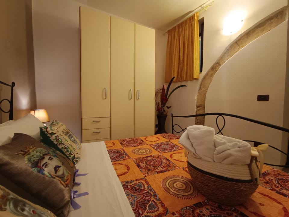 Bedroom, towels