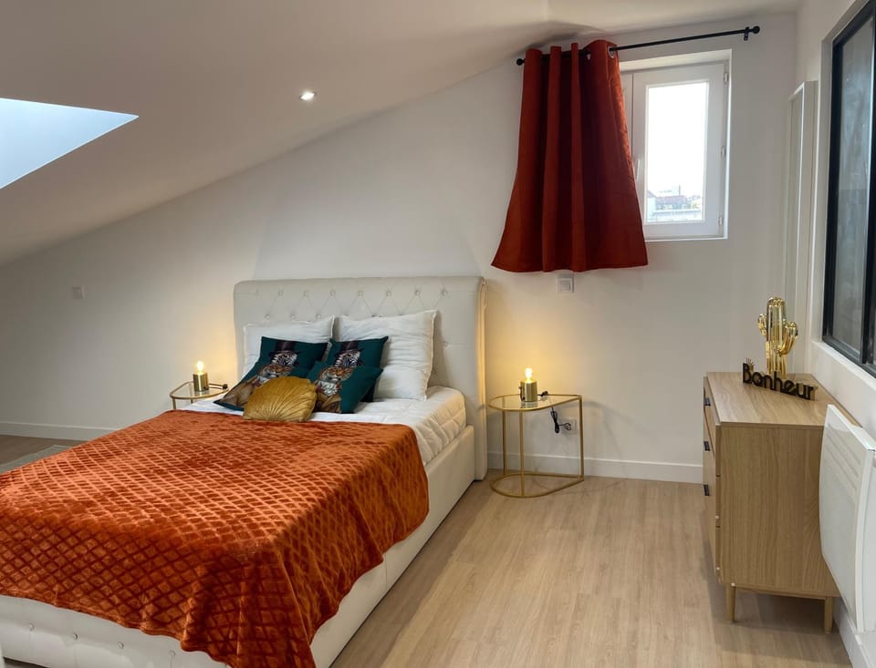Bed, Night, Photo of the whole room, Bedroom