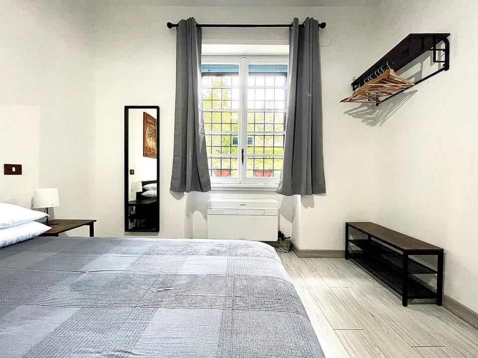 Photo of the whole room, Bedroom, air conditioner