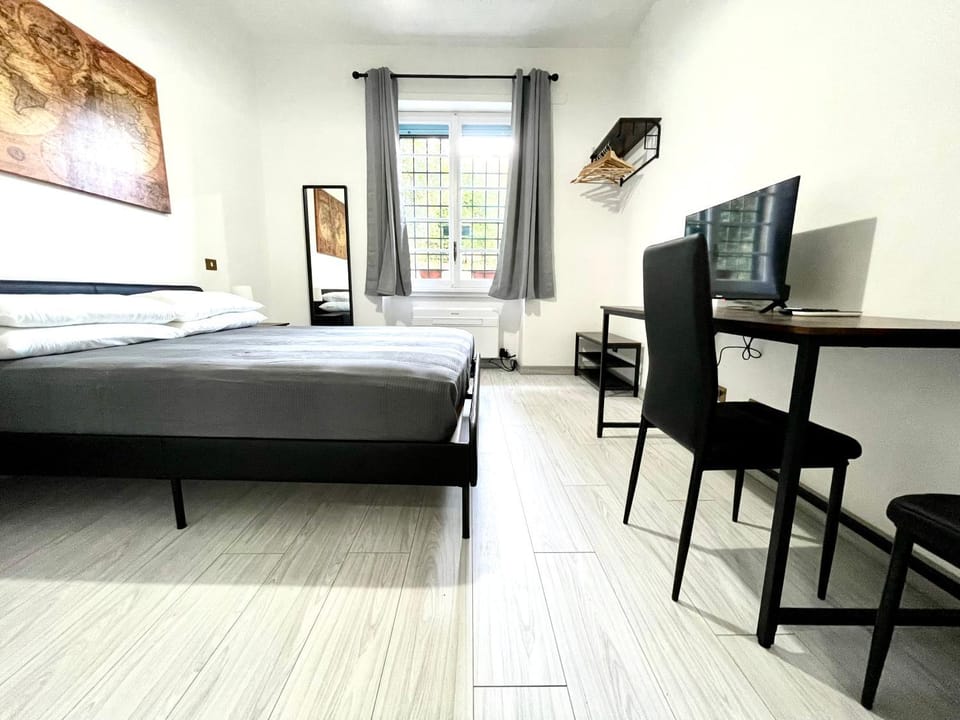 Bed, TV and multimedia, Photo of the whole room, Bedroom