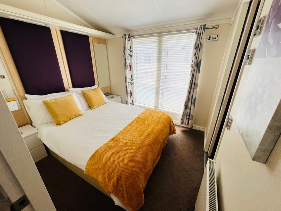Bed, Photo of the whole room, Bedroom, internet