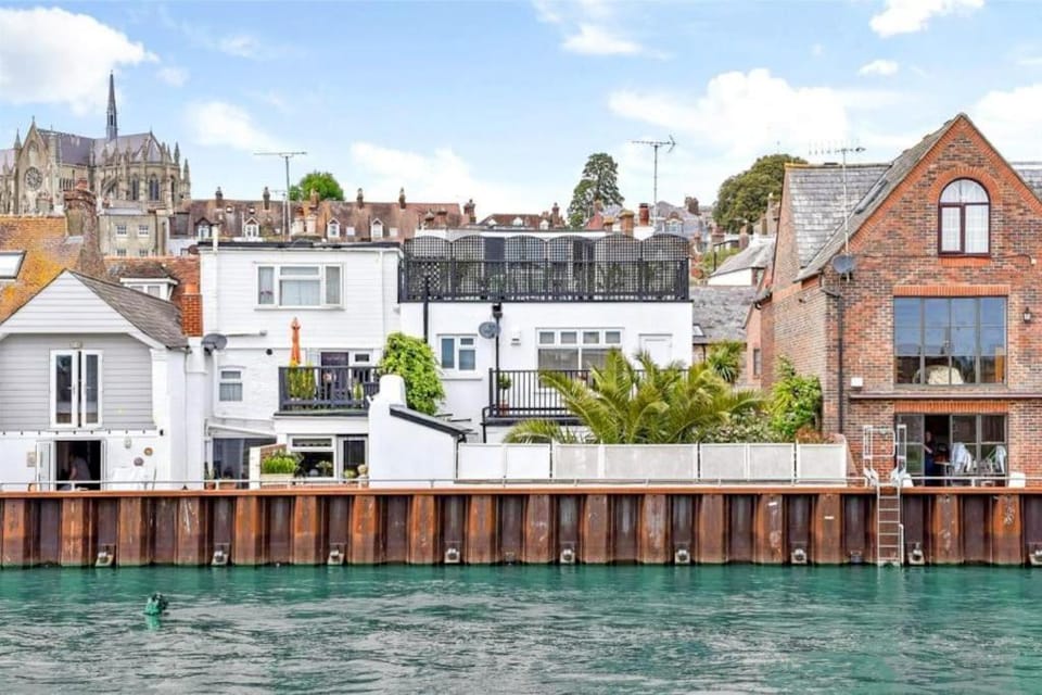 Property building, Nearby landmark, Day, Natural landscape, City view, Lake view, River view, Sea view