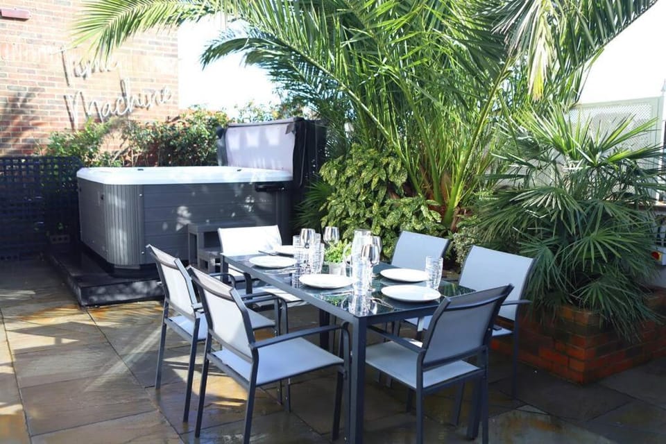 Patio, Spring, Day, Garden, Garden, Hot Tub, View (from property/room), Balcony/Terrace, Seating area, Dining area, Garden view