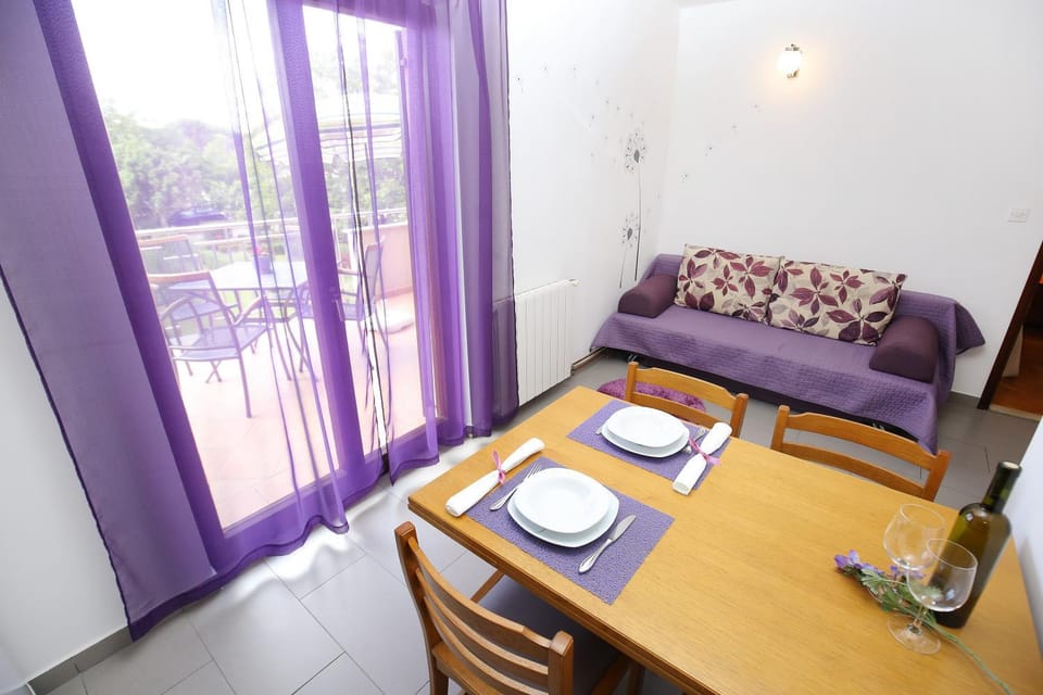 Photo of the whole room, Seating area, Dining area