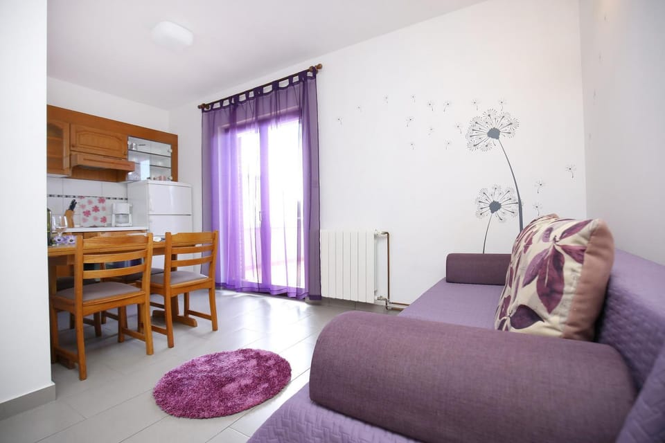 Bed, Kitchen or kitchenette, Photo of the whole room, Seating area, Dining area, stove