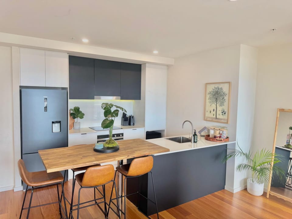 Coffee/tea facilities, Kitchen or kitchenette, Dining area, oven, stove