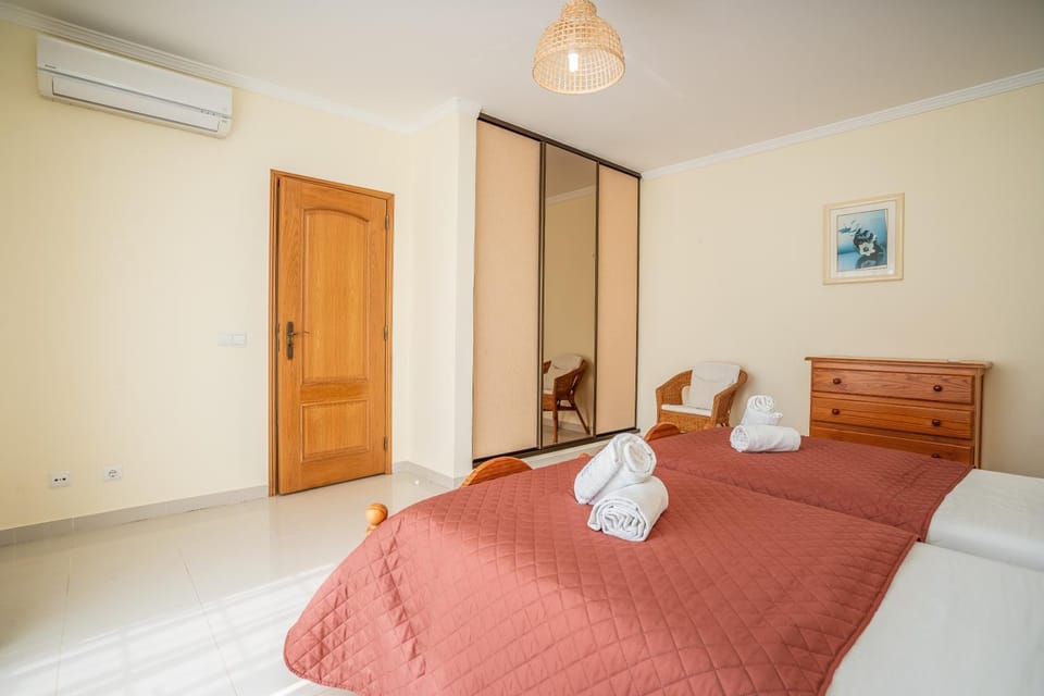 Bed, Photo of the whole room, Bedroom, children, children, Family, Family, internet, towels, wardrobe, air conditioner