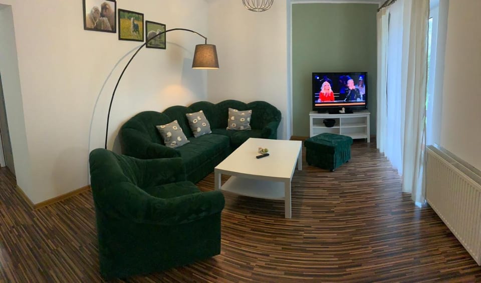Communal lounge/ TV room, TV and multimedia, Living room, Seating area