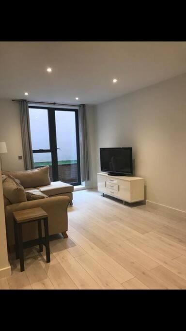 Central Camberley Apartment - Parking - Garden Apartment in Camberley