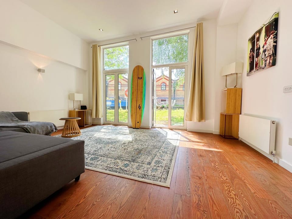 Portobello Dock - Canal Views with Garden Apartment in City of Westminster