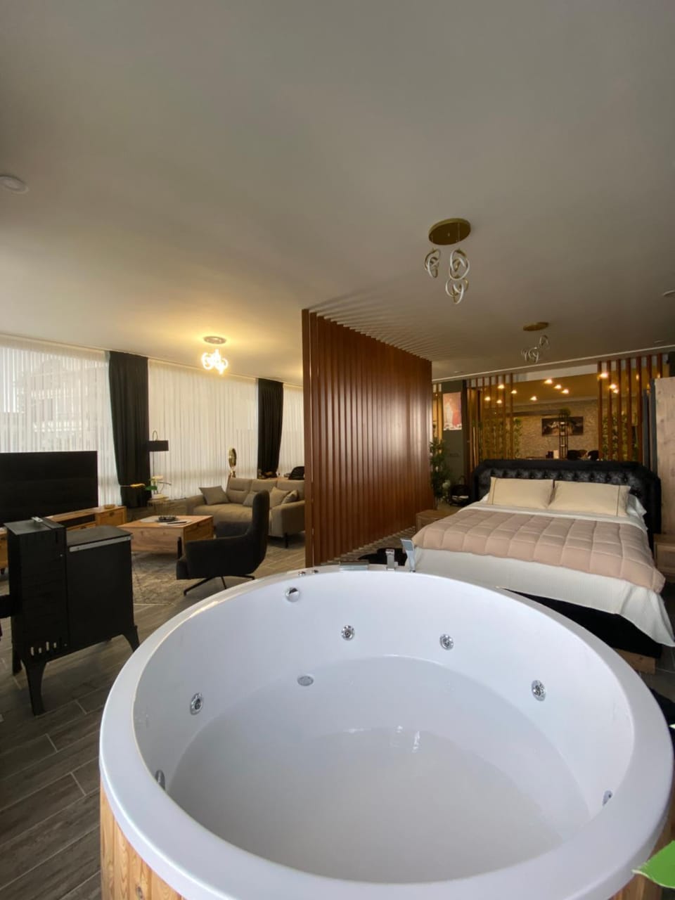 Hot Tub, Photo of the whole room