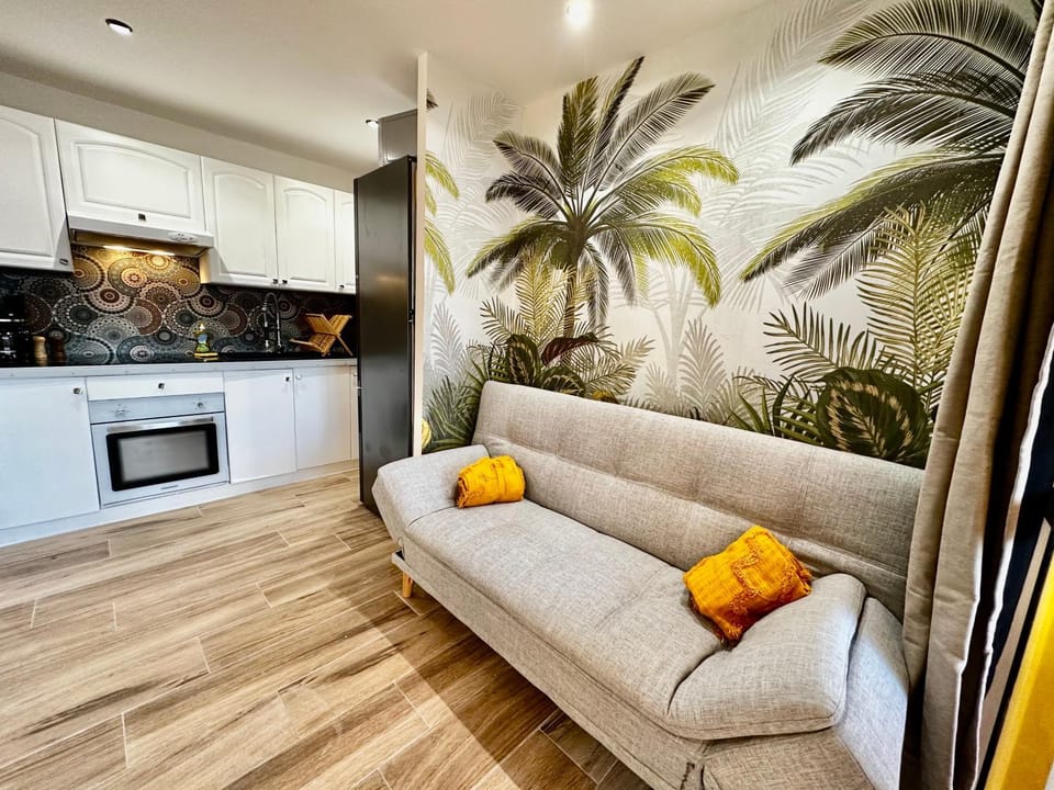 Kitchen or kitchenette, Seating area