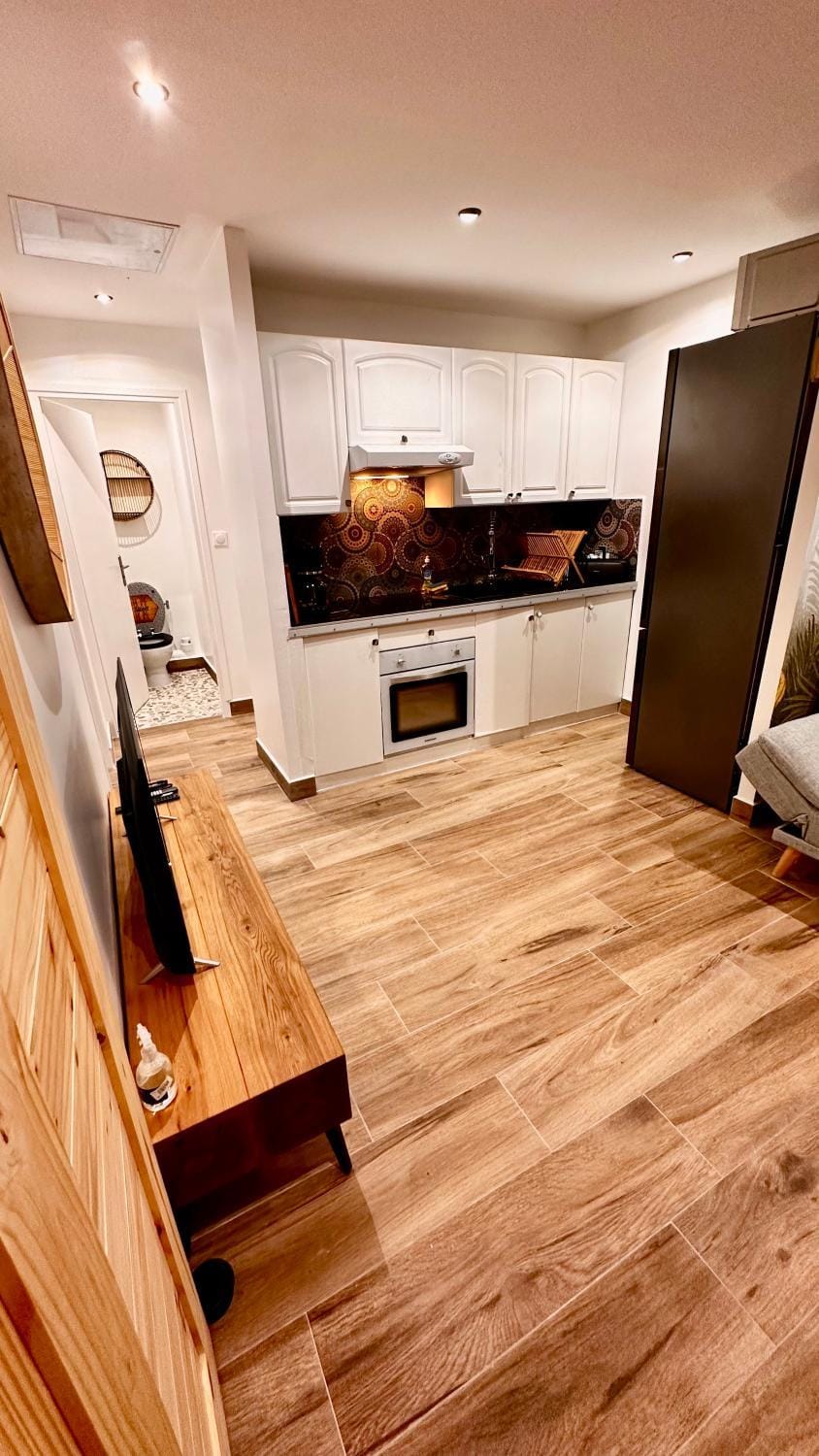 Kitchen or kitchenette