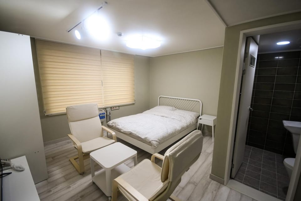 Toilet, Bed, Bathroom, Photo of the whole room, Bedroom