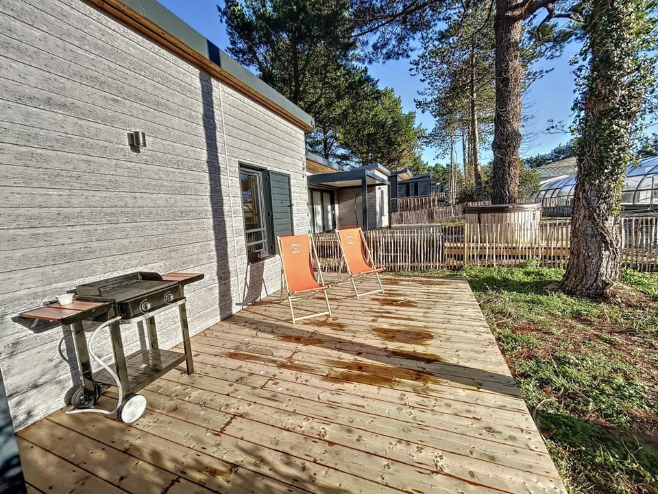 Chalet cosy avec terrasse, 6 couchages, piscine chauffée, proche plage et commerces - FR-1-361-477 Chalet in Saint-Pair-sur-Mer