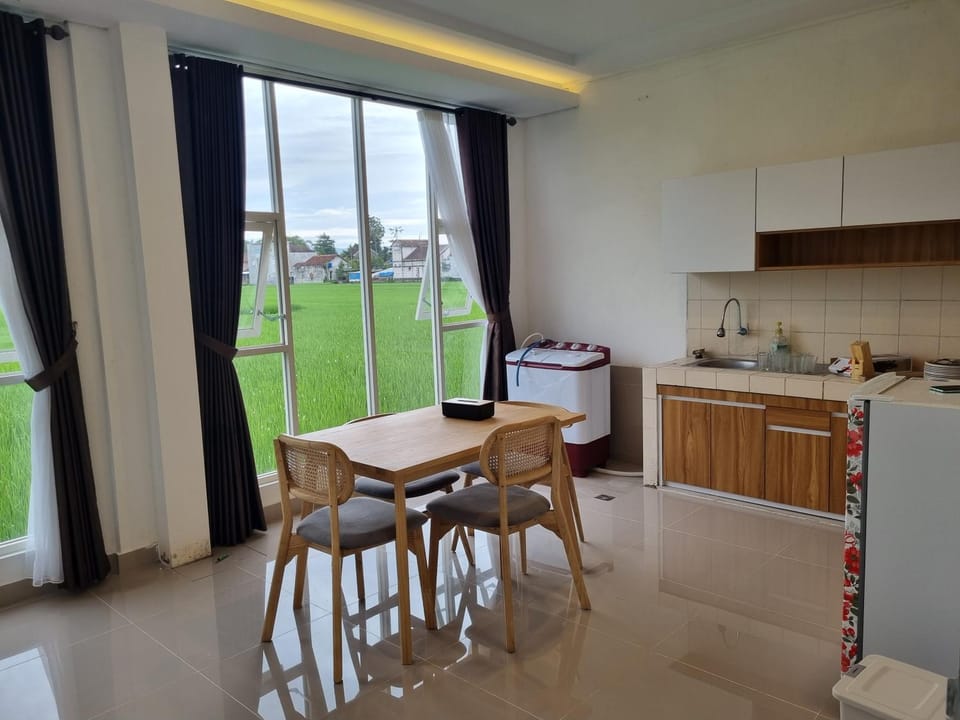 Kitchen or kitchenette, Dining area