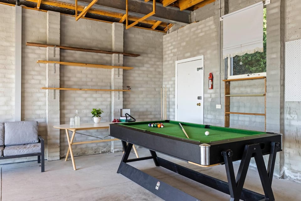 Billiard, Game Room