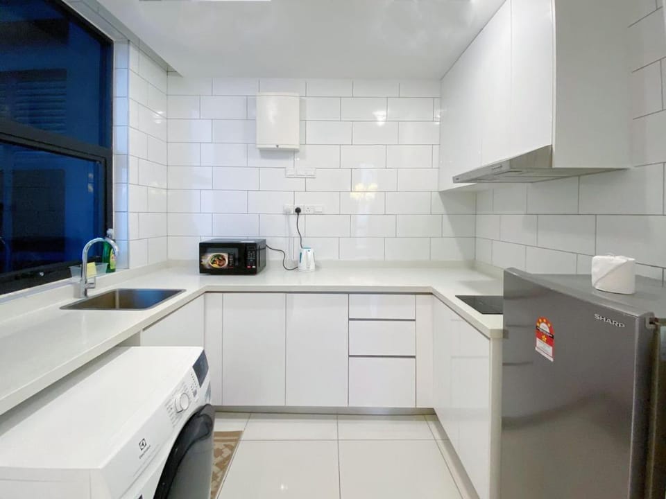 Kitchen or kitchenette, minibar, stove