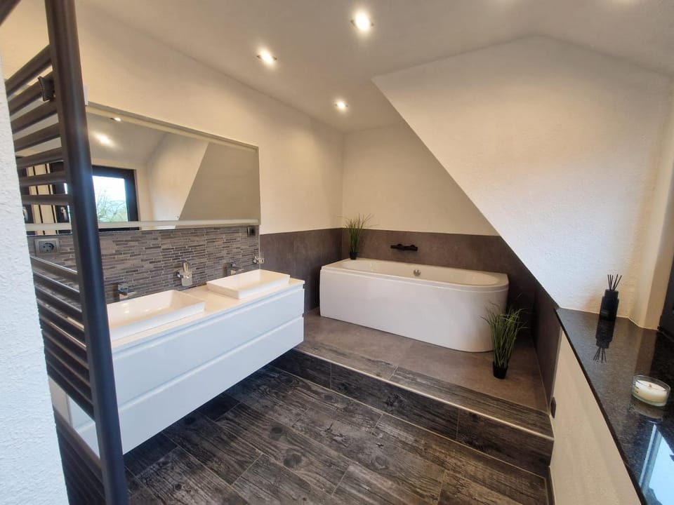 Bathroom, Bath, towels