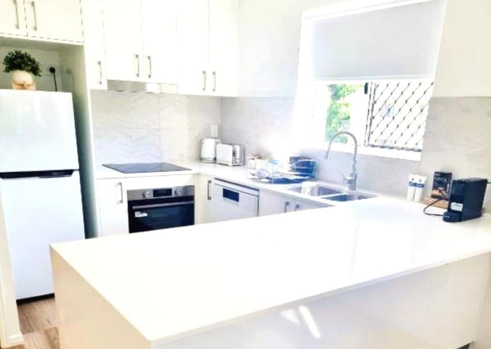Coffee/tea facilities, dishwasher, oven, stove, toaster, kitchen