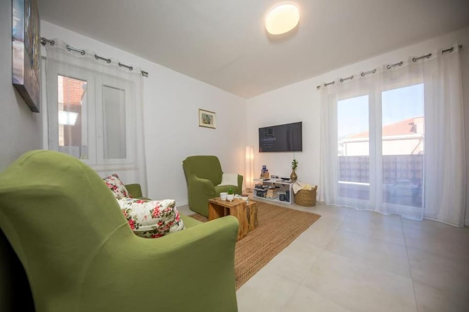 Communal lounge/ TV room, Living room, Seating area