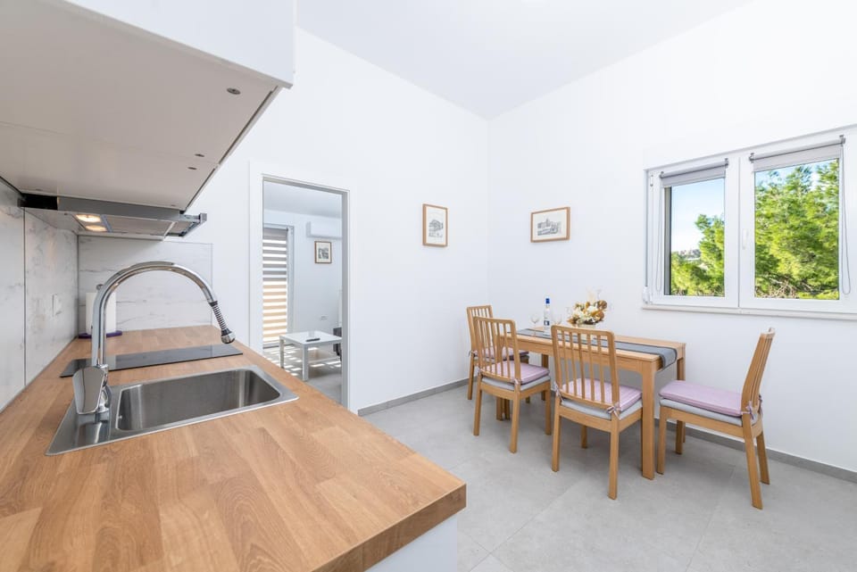 Kitchen or kitchenette, Dining area