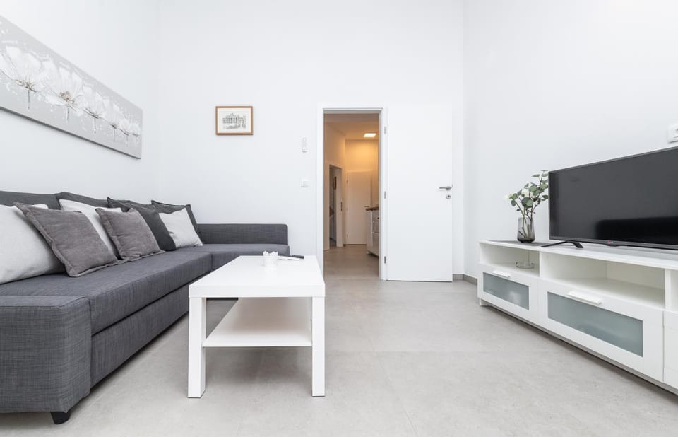 Communal lounge/ TV room, TV and multimedia, Living room, Seating area, Evening entertainment