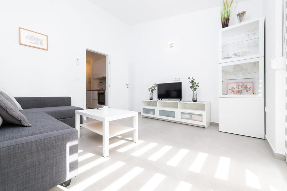 Communal lounge/ TV room, TV and multimedia, Living room, Seating area, Evening entertainment