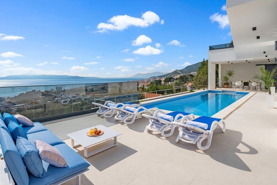 Swimming pool, air conditioner