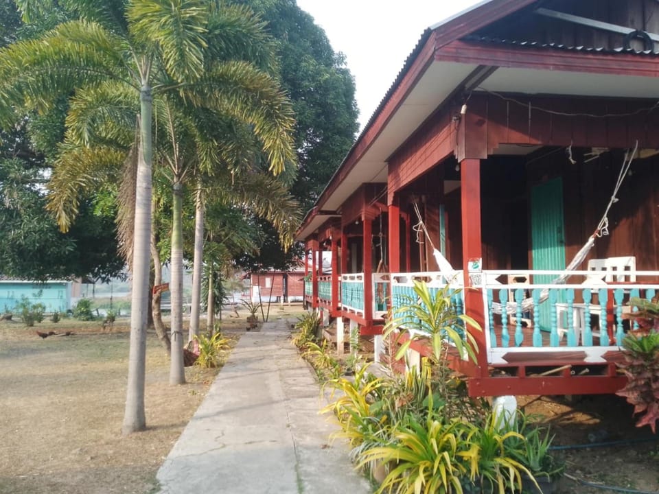 Don Det Mr.B Riverside Budget Guesthouse Bed and Breakfast in Cambodia
