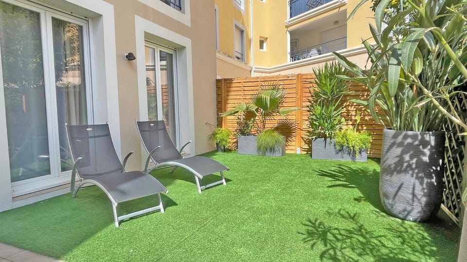 Property building, Patio, sunbed