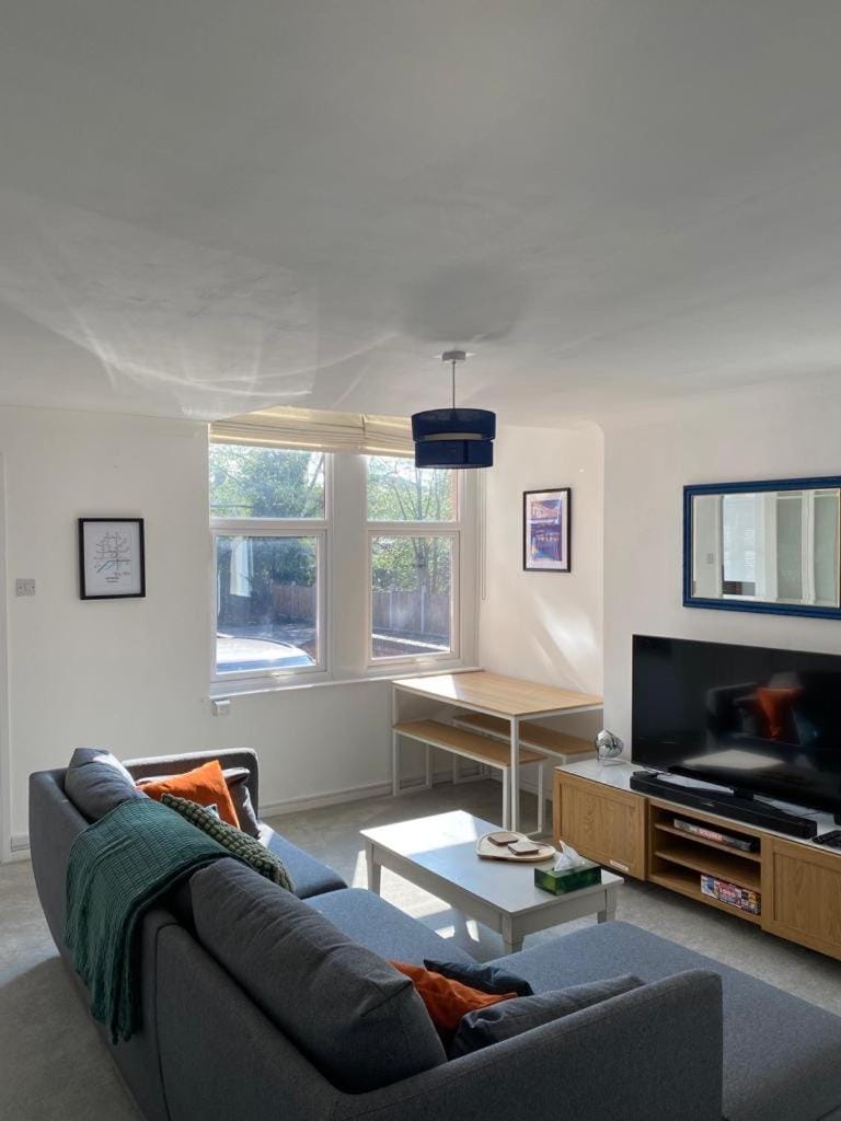 G-Floor Flat with 2 beds, 2 bathrooms, sleeps 4-6 Apartment in Nottingham