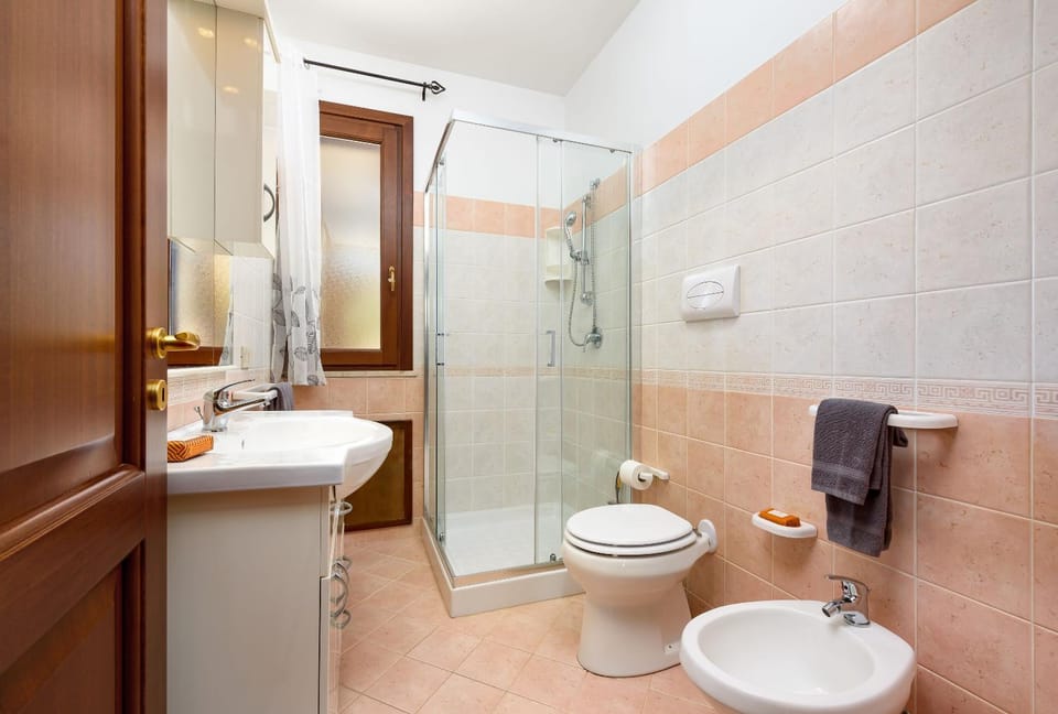 Shower, Toilet, Bathroom, bidet, towels