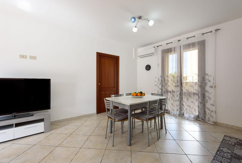 TV and multimedia, Living room, Seating area, Dining area