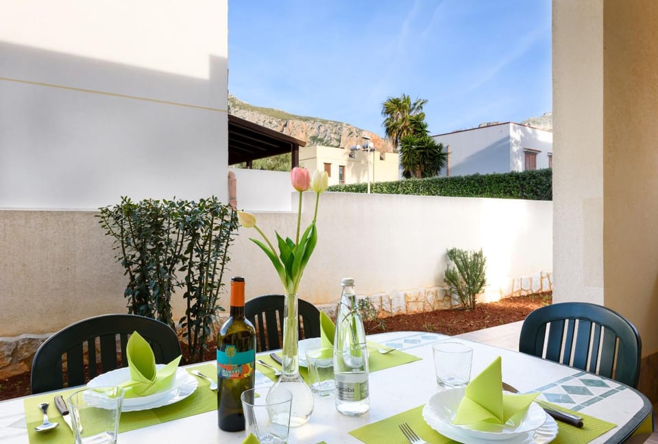 Patio, Day, Garden, Food and drinks, Dining area, Food