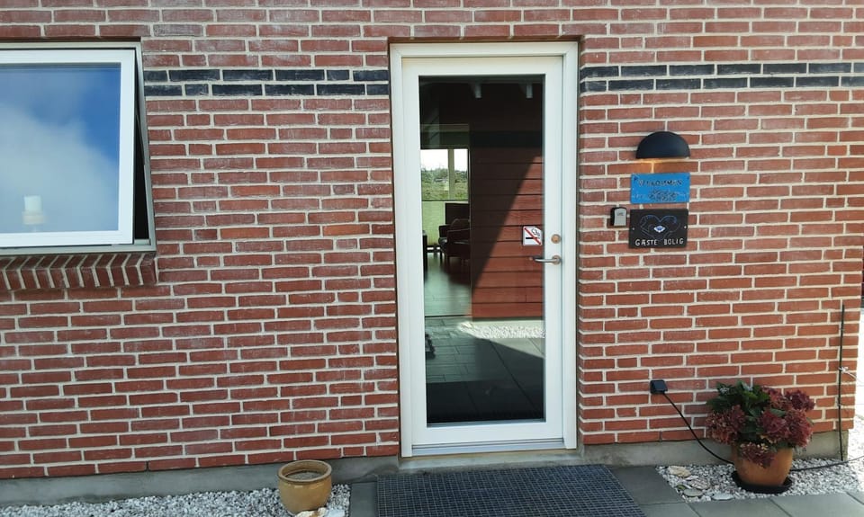 Property building, Facade/entrance, Day